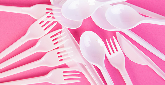 Marco Verch (https://foto.wuestenigel.com/plastic-cutlery-on-pink-background/) License - https://creativecommons.org/licenses/by/2.0/